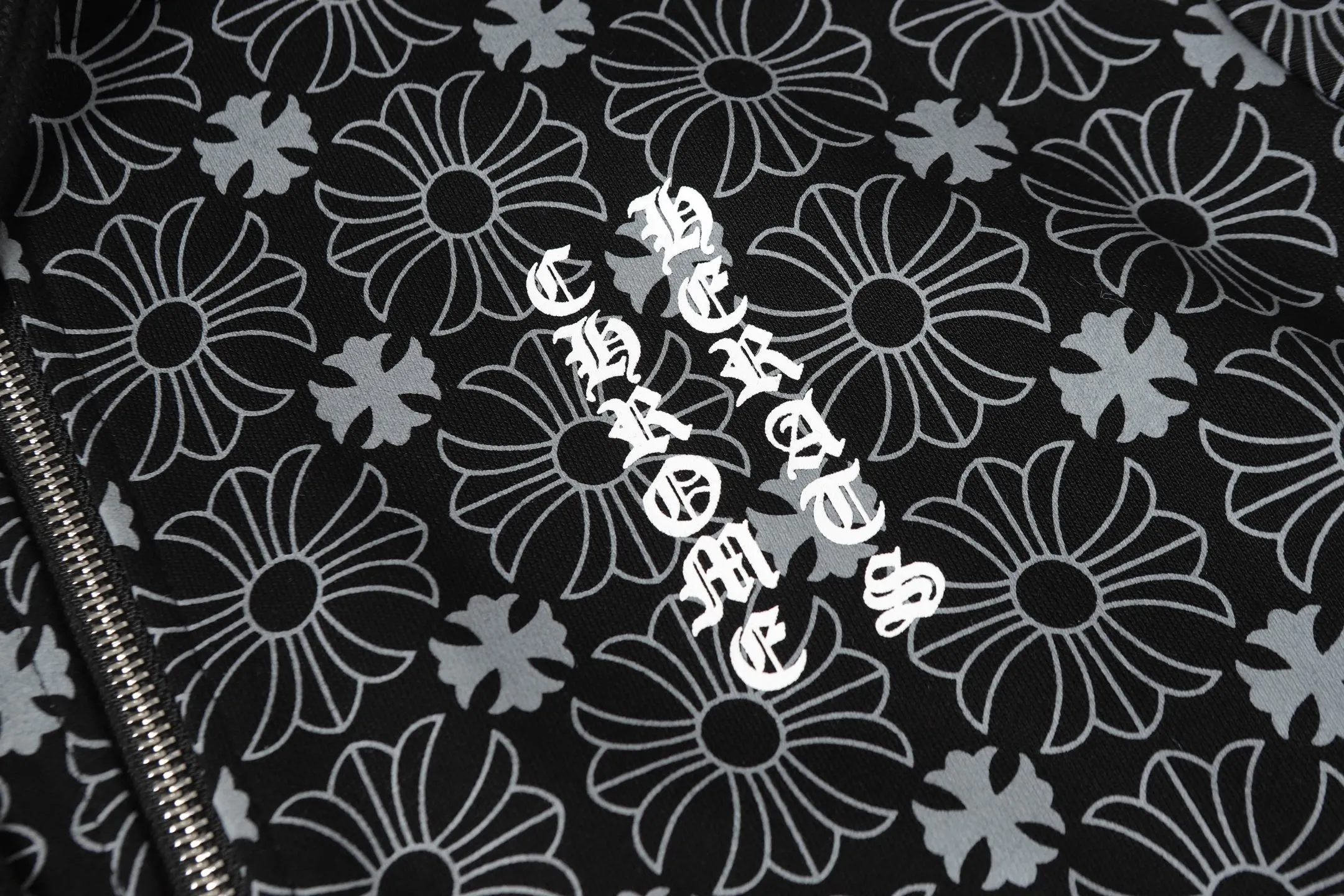 P300 cross-border model, please do not place an order if you are pursuing quality - Chrome Hearts/Chrome Hearts Sanskrit Dark Pattern Horseshoe Sanskrit Cross ✝️ Printed Zipper Sweater Cardigan Jacket - High weight, high density and high quality. The wool is soft, delicate and skin-friendly. It feels soft and silky. It has excellent warmth and skin-friendly properties. - Custom-woven and custom-dyed, no color difference. No matter the fabric or workmanship details, it beats the ordinary version on the market. - Hardware zipper accessories are all customized and full of details. -Colour: Black White Blue -Size: S M L XL